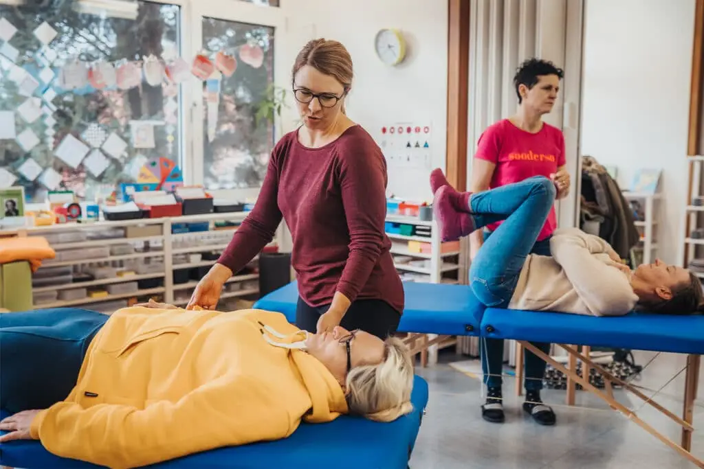 Seminarteilenehmer bei den praktischen Übungen. Vier Frauen die praktische Übungen durchführen