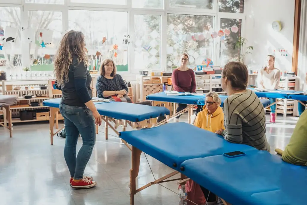Claudia als Dozent bei einem Seminar vor einer Gruppe