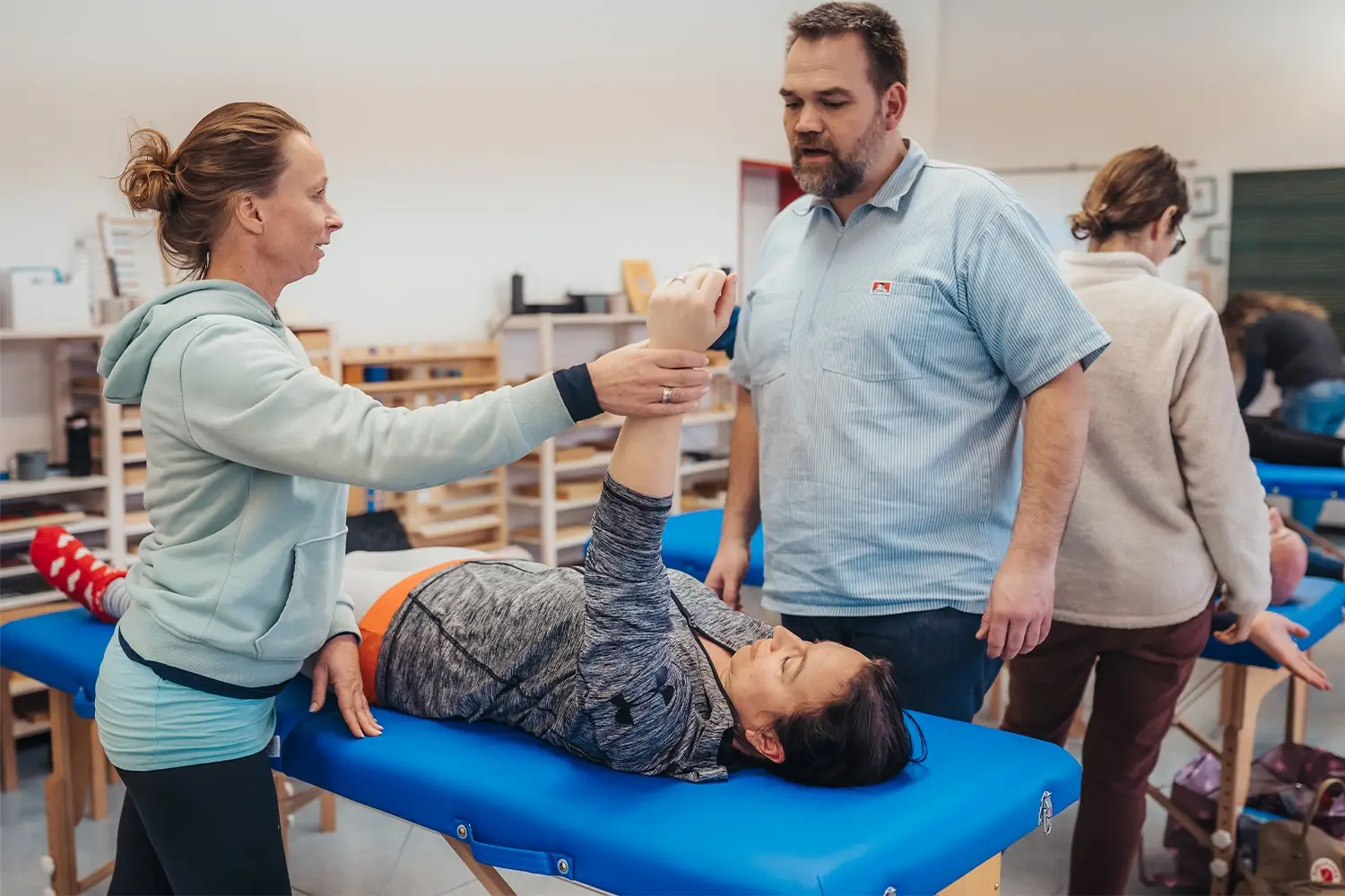 Sören und zwei Seminarteilnehmerinnen, die eine Übung durchführen