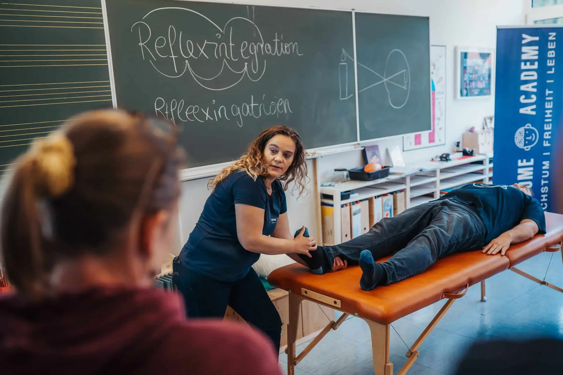 Claudia mit einer Teilnehmerin bei einer praktischen Übung