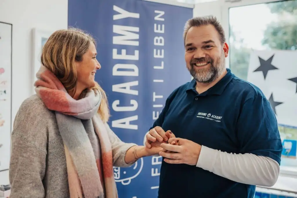 Sören mit einer Seminarteilnehmerin bei einer Mikronährstoffübung