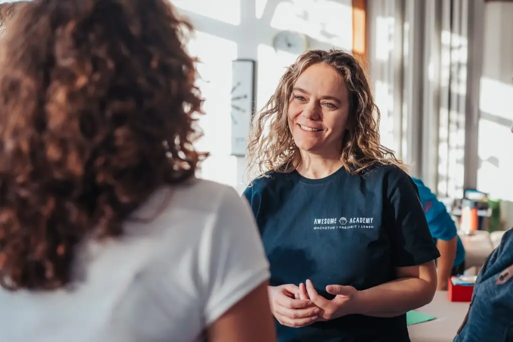 Claudia spricht mit einer Seminarteilnehemerin