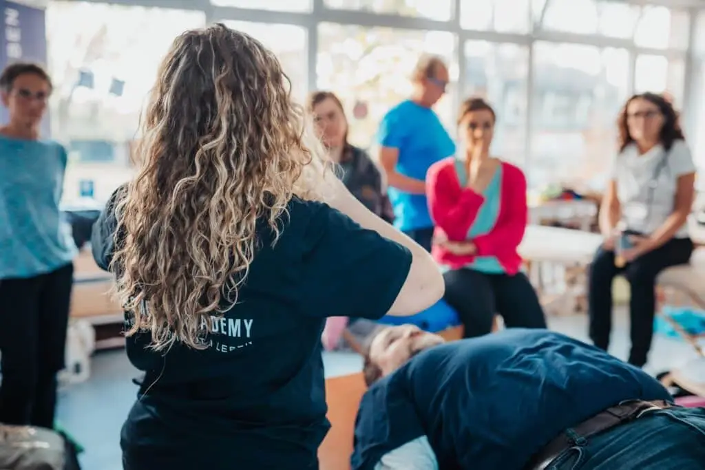 Seminarleiter demonstriert eine praktische Übung