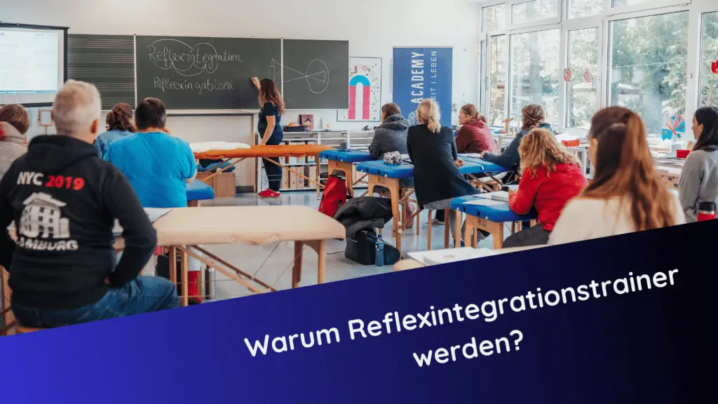 Eine Gruppe von Teilnehmer:innen sitzt in einem Kursraum und verfolgt eine Schulung zur Reflexintegration. Im Fokus steht die Dozentin, Claudia Hannemann - Mastertrainerin Reflexintegration und Gründerin der Awesome Academy - an der Tafel.