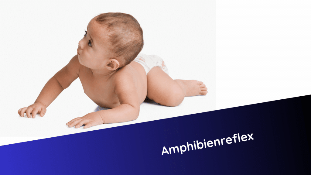 Ein Baby liegt in Bauchlage mit gebeugtem Arm und Bein, als wolle es sich nach vorn bewegen – ein typisches Muster für den Amphibienreflex.