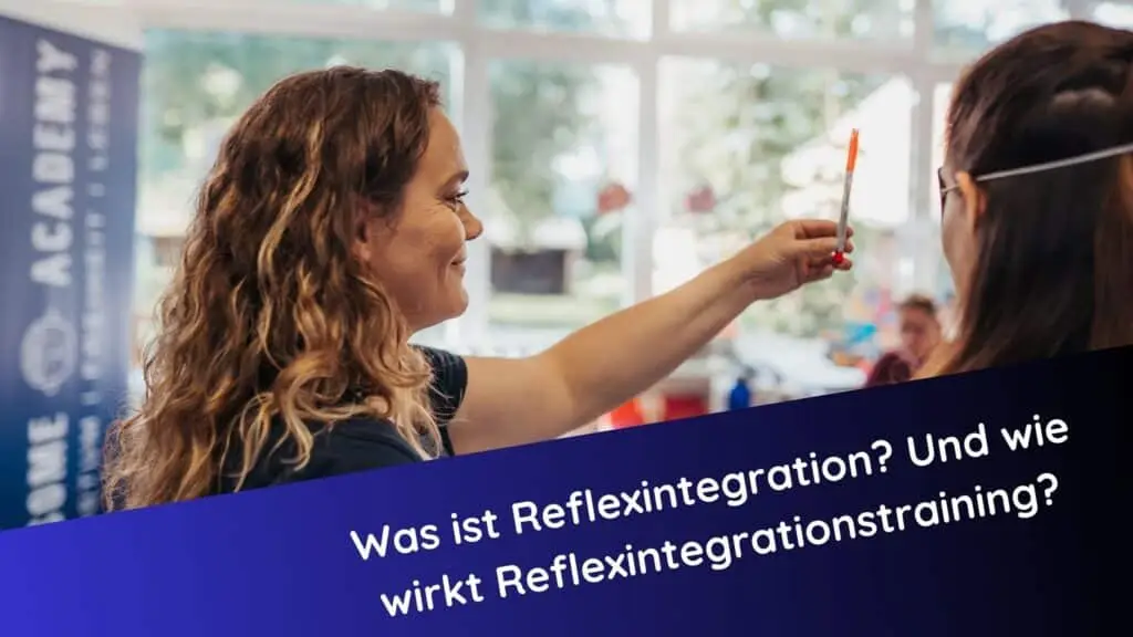 Trainerin zeigt Reflexübung mit Stift – Reflexintegrationstraining für Kinder und Erwachsene erklärt