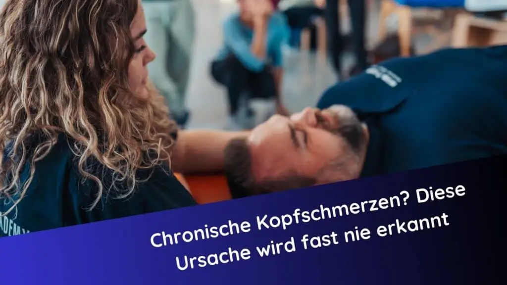 Reflexintegration bei chronischen Kopfschmerzen: Claudia Hannemann, Gründerin der Awesome Academy, behandelt einen Mann mit frühkindlichen Reflexen als mögliche Ursache für Spannungskopfschmerzen
