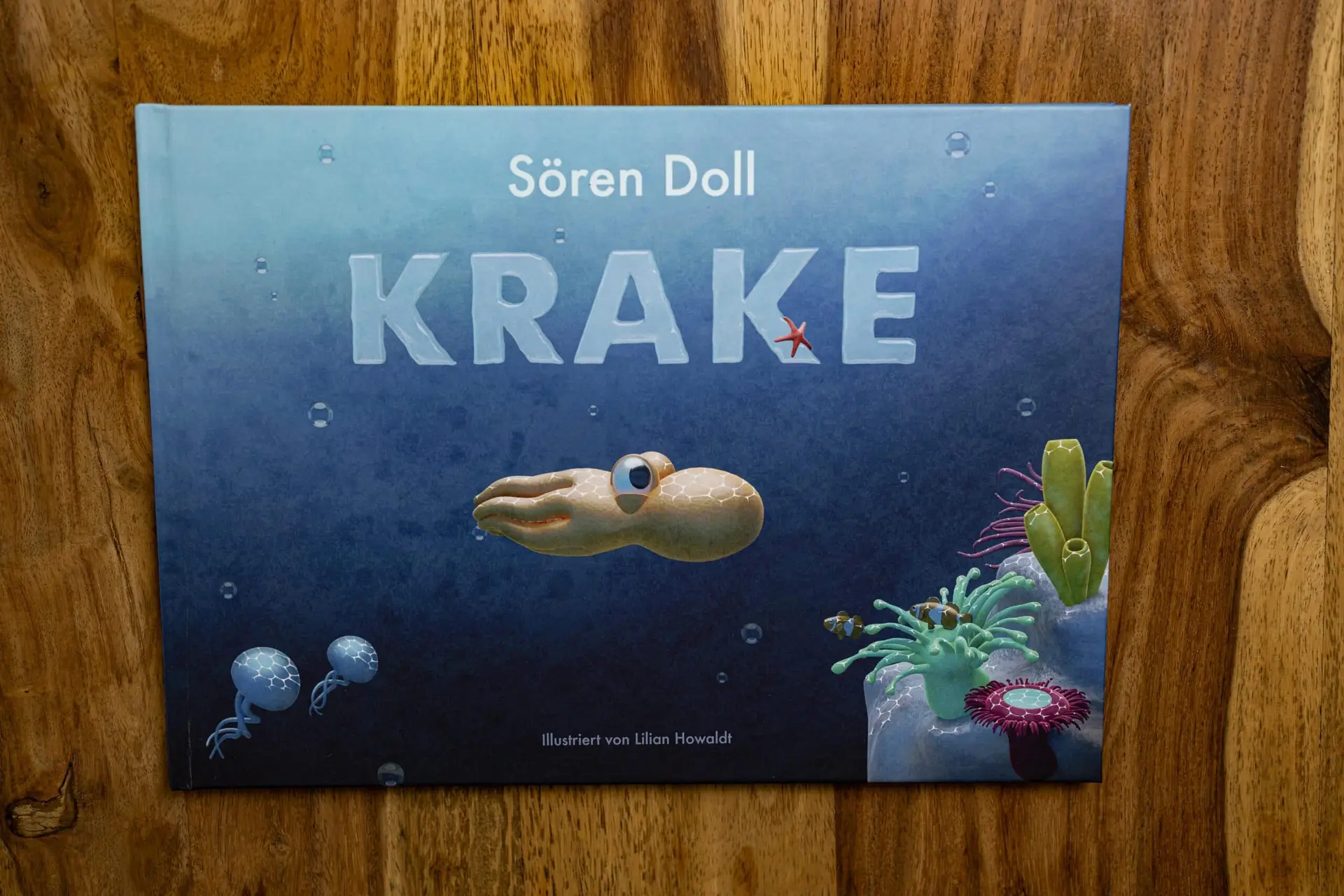 Krake - Das Buch von Sören Doll Illustrierte Geschichte einer Krake, die sich auf eine Reise begibt, für Klein & Groß mit Platz für persönliche Widmung. Coveransicht