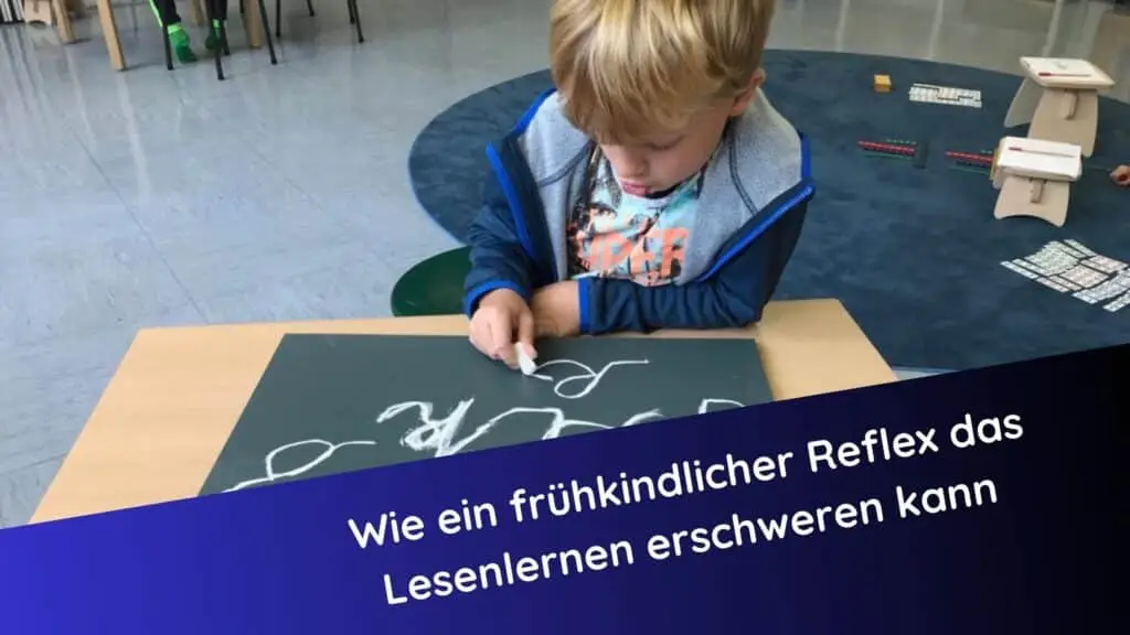 Kind beim Schreiben mit Kreide – Symbolbild für LRS, Lesenlernen und die Auswirkungen frühkindlicher Reflexe wie dem ATNR bei ADHS und Lernproblemen