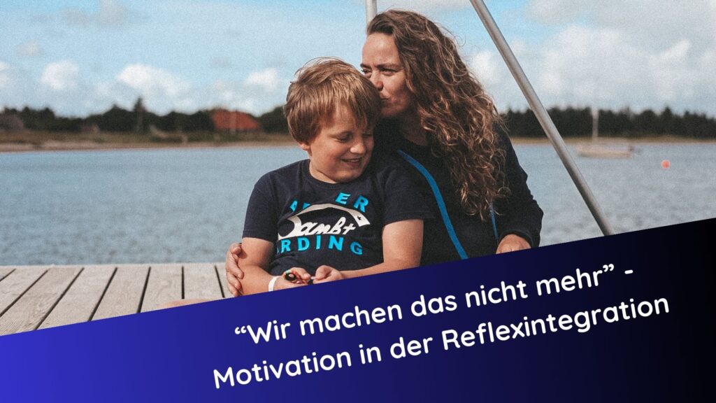 Mutter tröstet ihren Sohn auf einem Bootssteg – Symbolbild für emotionale Herausforderungen bei der Reflexintegration und fehlende Motivation.