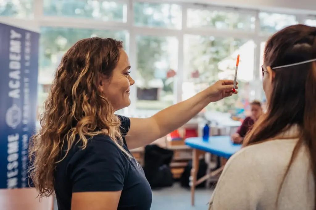 Claudia demonstriert eine Übung zur Integration des STNR