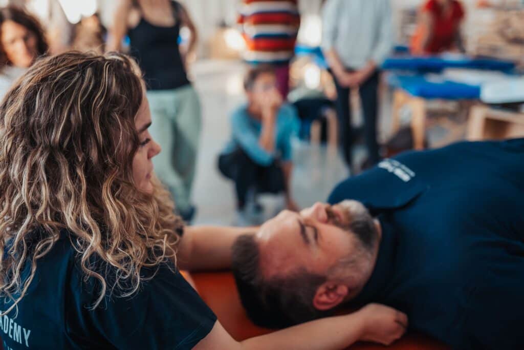 Claudia zeigt eine Übung während der AAIM Ausbildung zum Reflexintegrationstrainer