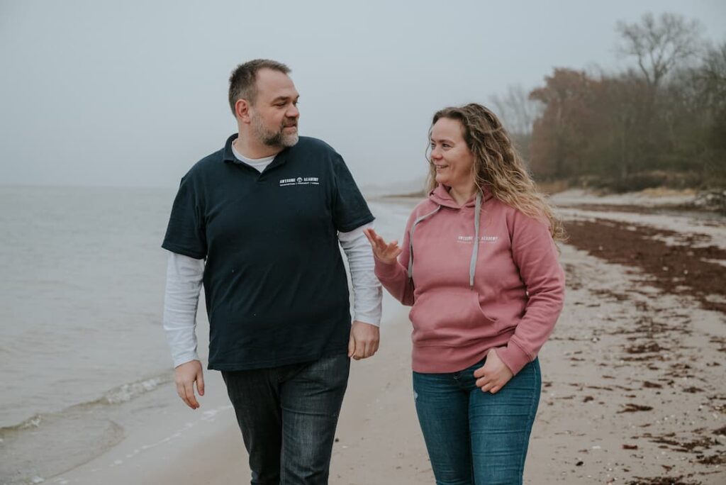 Sören und Claudia besprechen am Stand das Programm für unsere Crew