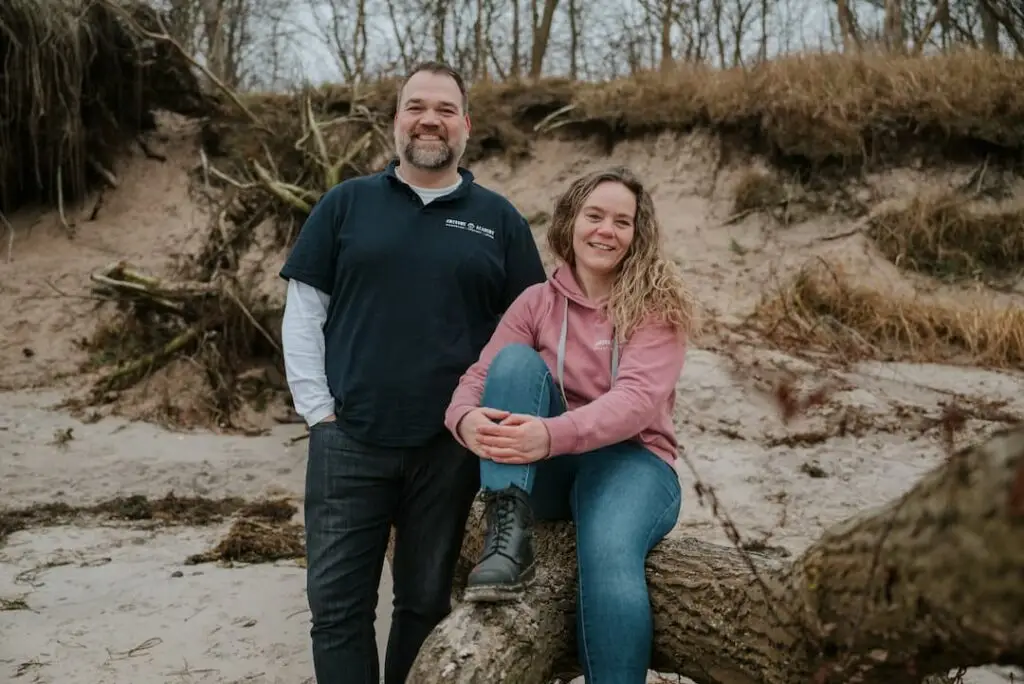 Claudia und Sören und die Wurzeln eines Baumes - die Stelle an der Reflexintegration ansetzt, an deinen Wurzeln.