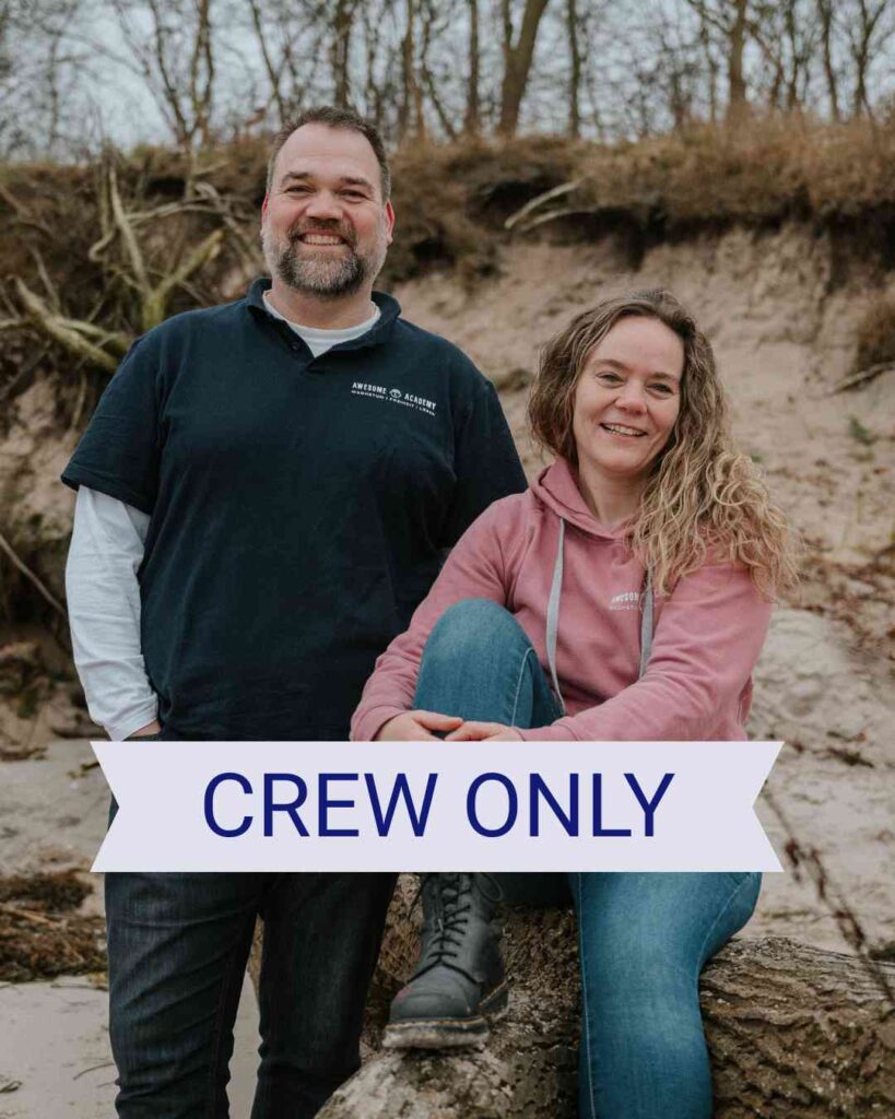 Claudia und Sören - Gründer der Awesome Academy - sind zusehen. Ein Banner "Crew only" weist auf die Besonderheit dieses Angebots hin.