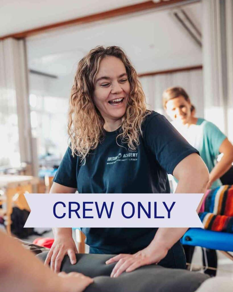 Claudia Hannemann, Mastertrainerin Reflexintegration und Mitbegründer der Awesome Academy arbeitet an der Liege an einer Klientin. Im Hintergrund weitere Teilnehmer der Fortbildung.