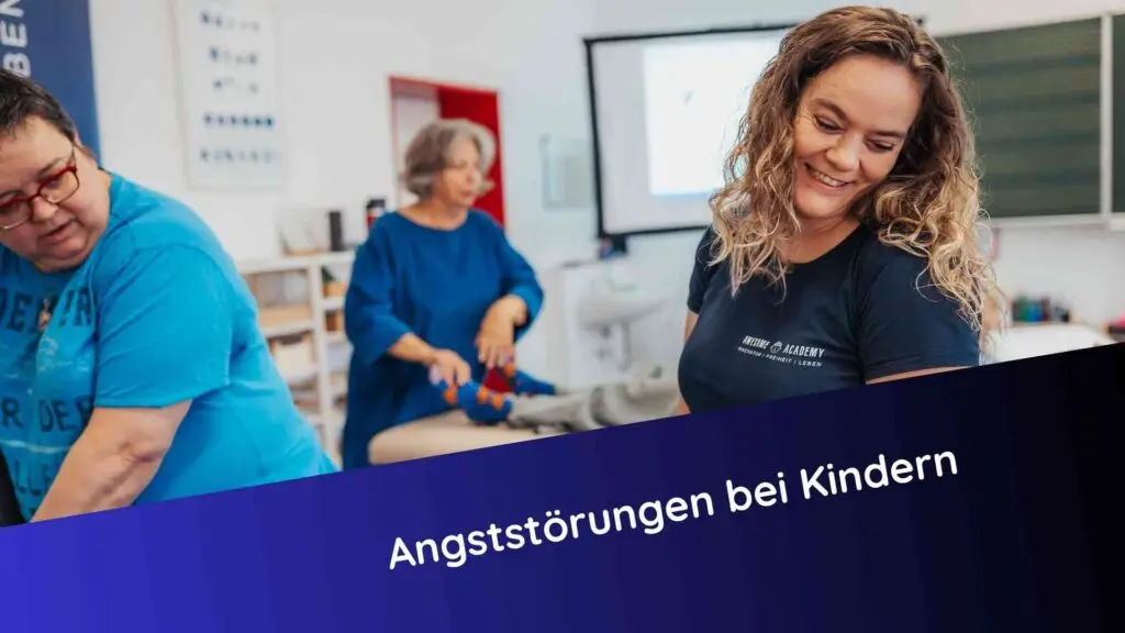 Claudia Hannemann, Gründerin der Awesome Academy, begleitet eine Reflexintegration im Seminar – Ausbildung für Fachkräfte bei Angststörungen und frühkindlichen Reflexen