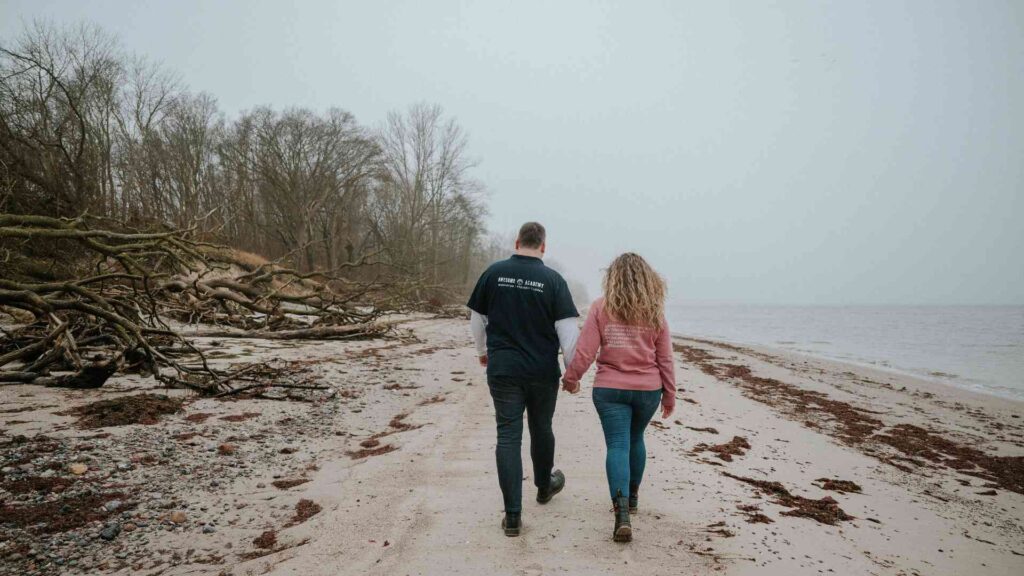 Endlich mit dem Rauchen aufhören? Deshalb hat es bisher nicht geklappt - und so änderst du das 3 Claudia Hannemann und Sören Doll - Gründer der Awesome Academy - spazieren gemeinsam am Strand.