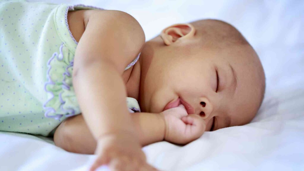 Endlich mit dem Rauchen aufhören? Deshalb hat es bisher nicht geklappt - und so änderst du das 1 Baby nuckelt im Schlaf am Daumen – der Saugreflex ist einer der frühkindlichen Reflexe, die orale Gewohnheiten im Erwachsenenalter beeinflussen können